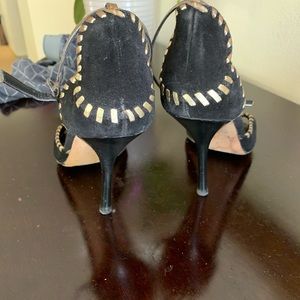 Gucci black suede pumps sexy and beautiful.
